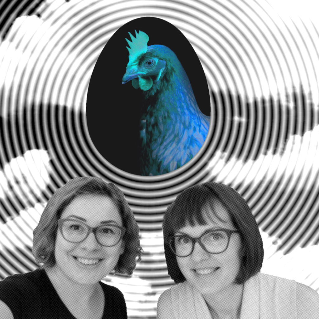 portrety twórczyń podcastu, czarno białe, na tle chmur, w środku zdjęcia czarne jajko, a w nim niebieska kura